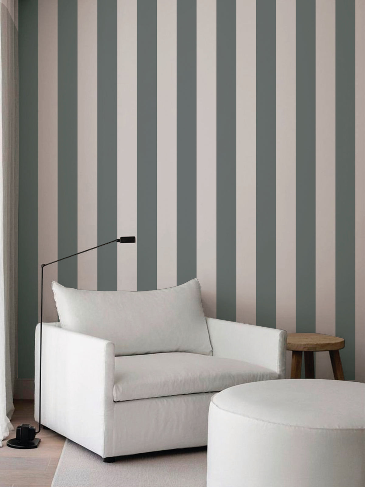 Papel mural Sage Gray, gráfico diseño de rayas verticales anchas en gris medio y blanco alternados. Ideal para baños y cocinas.