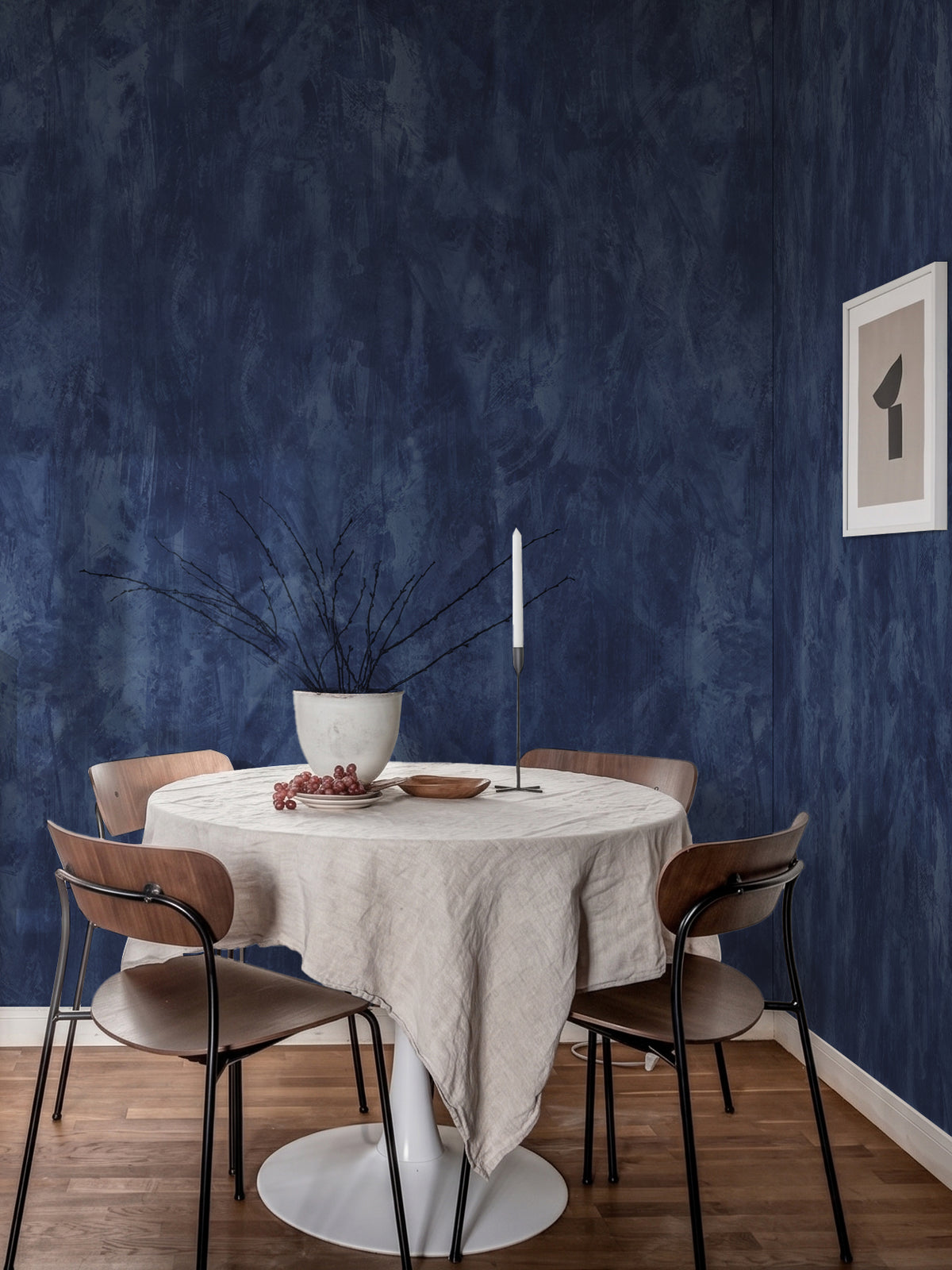 Papel mural Subtle Texture Azul Marino, sobrio diseño de textura de trazos irregulares en azul marino profundo. Ideal para baños y cocinas.