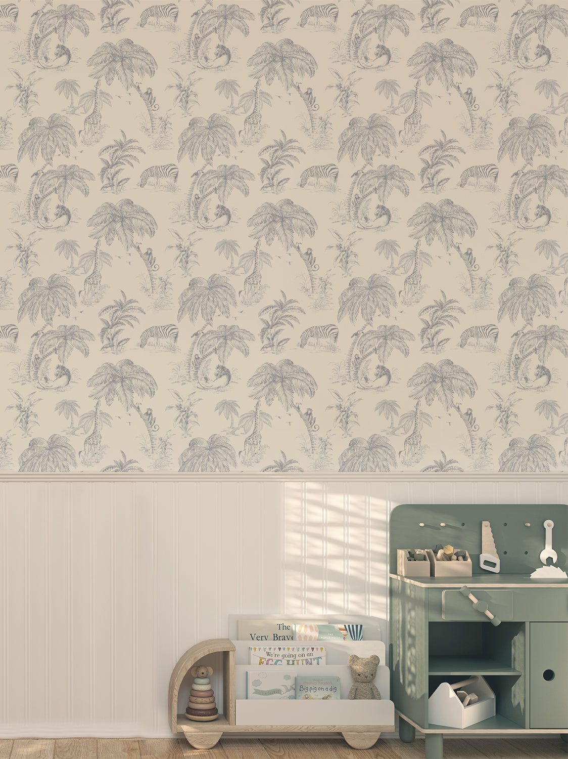 Papel mural Troopiline, alegre diseño de jirafas, cebras y monos en azul grisáceo sobre crema claro. Ideal para baños y piezas de niños.
