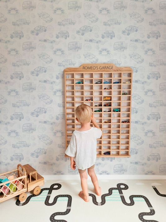 Papel mural Cars Blue, entretenido diseño de autos y camiones de trazo técnico en azul grisáceo sobre blanco. Ideal para piezas de niños y salas de estar.