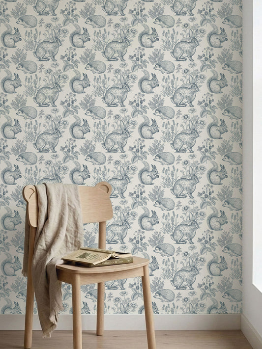 Papel mural Dulce Bosque, tierno diseño de conejos, ardillas y erizos en azul marino sobre crema. Ideal para piezas de niños y salas de estar.