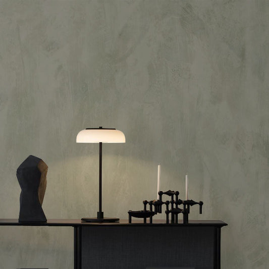 Papel mural Subtle Texture Verde, sobrio diseño de textura lisa de trazos difusos en verde grisáceo apagado. Ideal para baños y cocinas.
