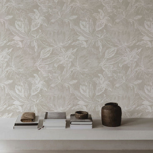 Papel mural Clementina, moderno diseño de flores y hojas de gran escala en blanco sobre beige grisáceo. Ideal para baños y cocinas.