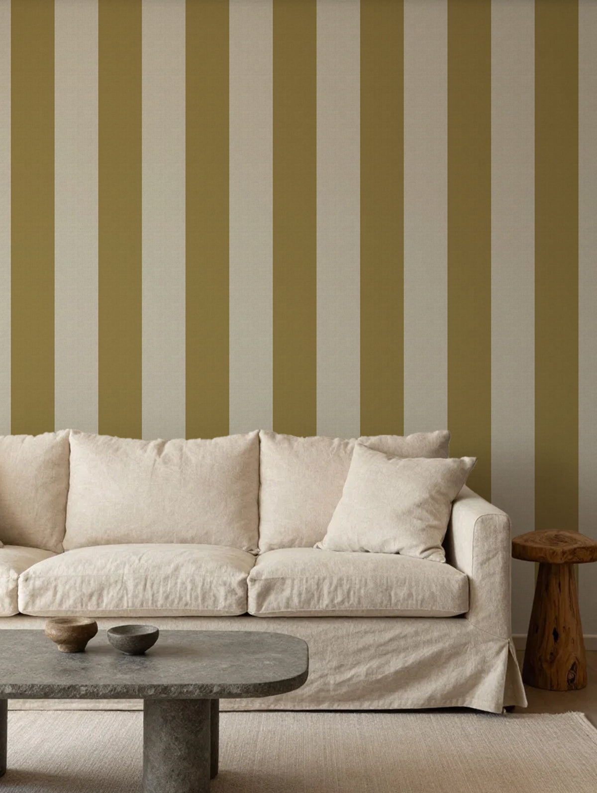 Papel mural Rafia Stripes Pistacho, cálido diseño de rayas verticales anchas en verde pistacho amostazado y crema.