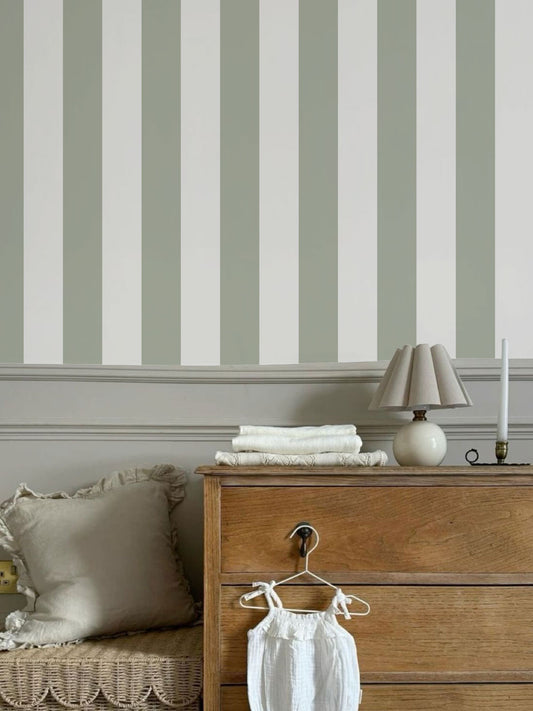 Papel mural Sage Green, fresco diseño de rayas verticales anchas en verde salvia y blanco crudo. Ideal para baños y cocinas.