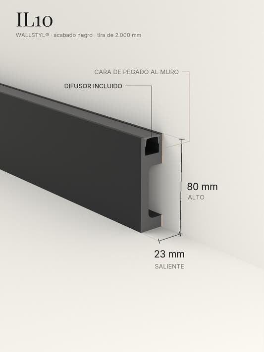 Moldura de luz indirecta IL10 negra instalada contra el muro y sobre el piso, con sus medidas: 80 mm de alto, 23 mm de saliente y el difusor incluido