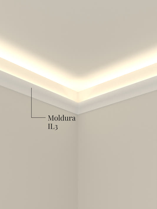 Moldura de luz indirecta IL3 instalada en el muro, con la luz de la cinta LED subiendo hacia el cielo