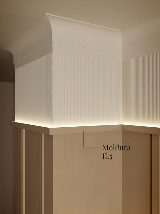 Moldura de luz indirecta IL5 instalada en el muro, con la luz de la cinta LED subiendo hacia el cielo