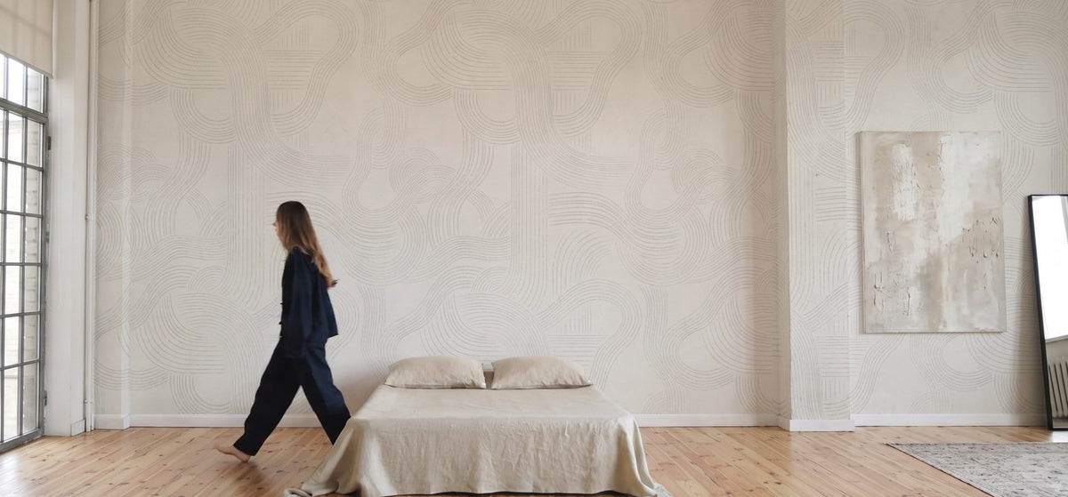 Pieza con papel mural de líneas en tonos crema