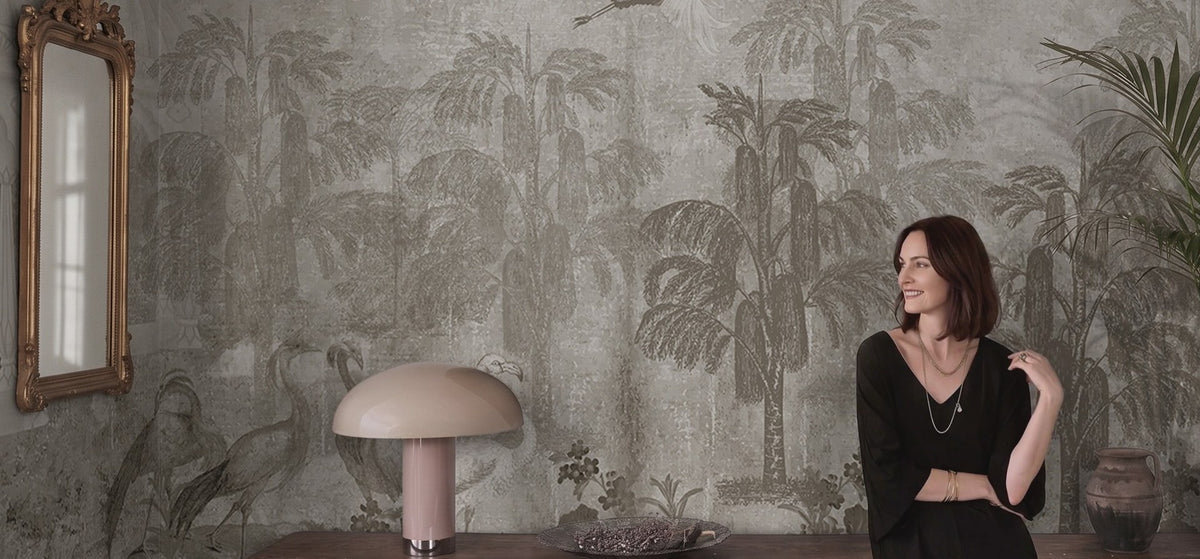 Comedor con mural chinoiserie de palmeras en gris