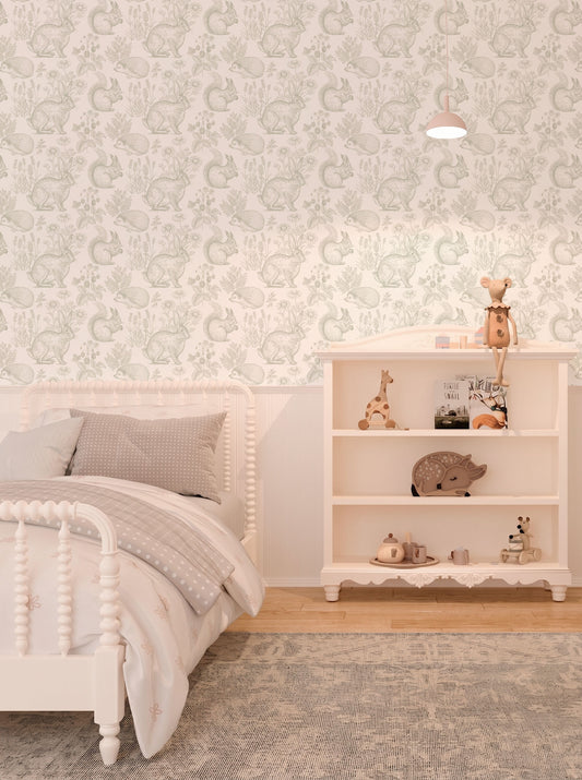 Papel mural Dulce Bosque Pistacho, tierno diseño de conejos, ardillas y erizos en verde pálido sobre blanco. Ideal para cocinas y piezas de niños.