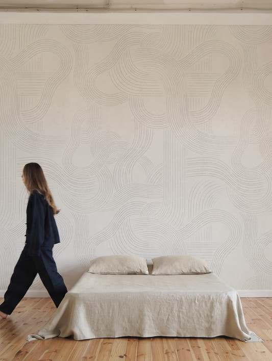 Papel mural Eddie White en un ambiente decorado: líneas finas y curvas en gris claro.