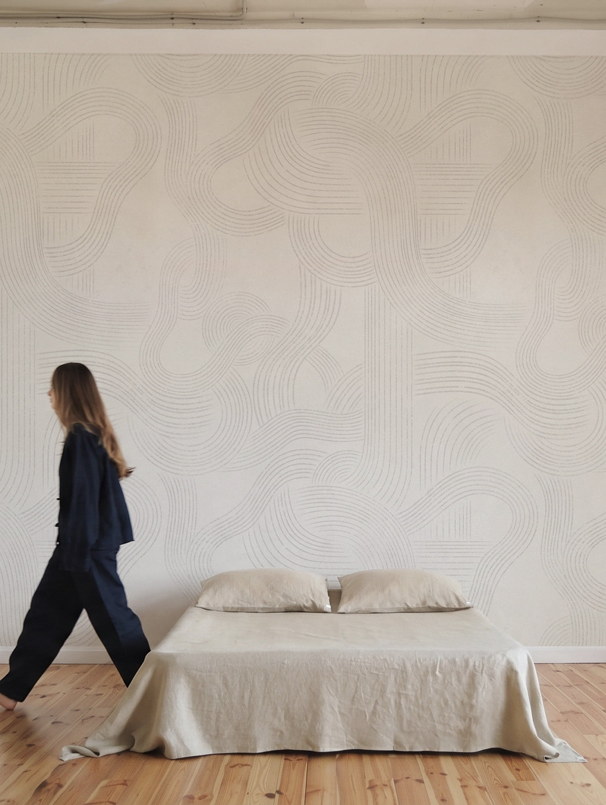 Papel mural Eddie White en un ambiente decorado: líneas finas y curvas en gris claro.