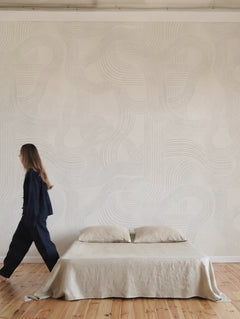 Papel mural Eddie White en un ambiente decorado: líneas finas y curvas en gris claro.