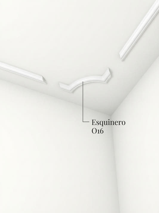 Esquinero O16 con dos tiras de moldura de techo formando un marco de esquinas curvas en el cielo de una habitación blanca