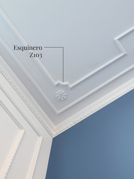Esquinero Z103 en la esquina curva de un marco de moldura sobre un cielo blanco, con un muro azul al fondo