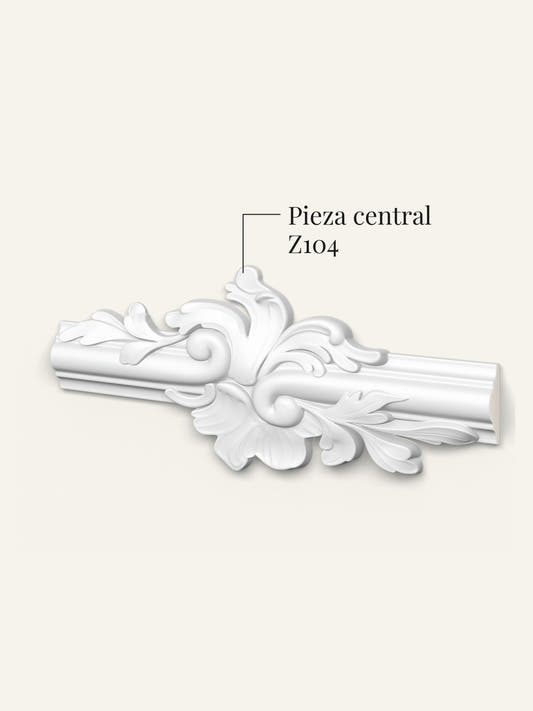 Pieza central Z104, ornamento de hojas y volutas sobre un tramo de moldura, sobre fondo crema