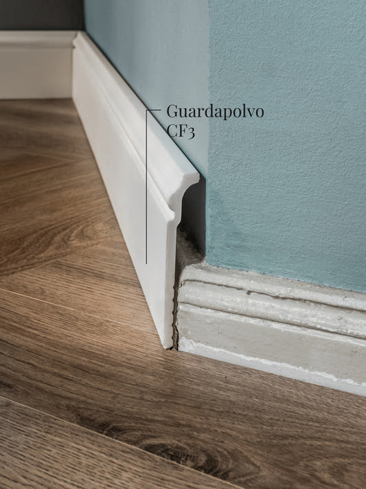 Guardapolvo CF3 instalado sobre un zócalo existente, con su remate moldurado, entre el muro y el piso