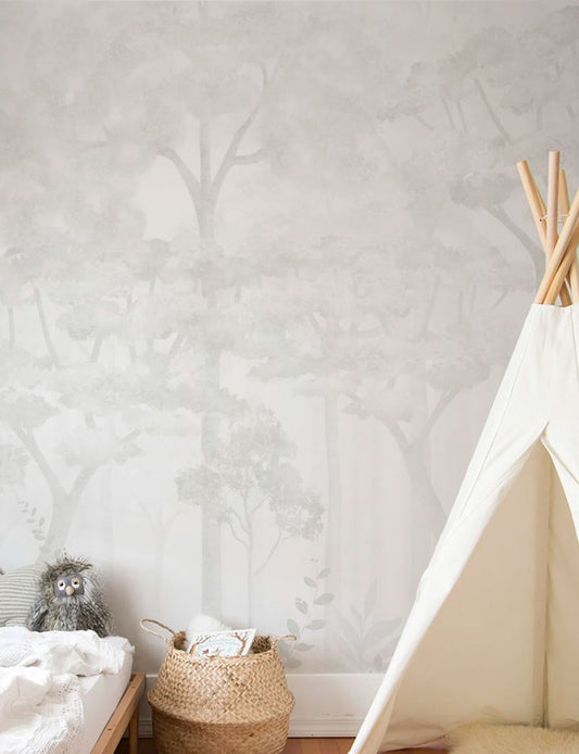 Papel mural Magic Forest Claro, sereno diseño de bosque de troncos altos en gris muy claro sobre blanco. Ideal para cocinas y comedores.
