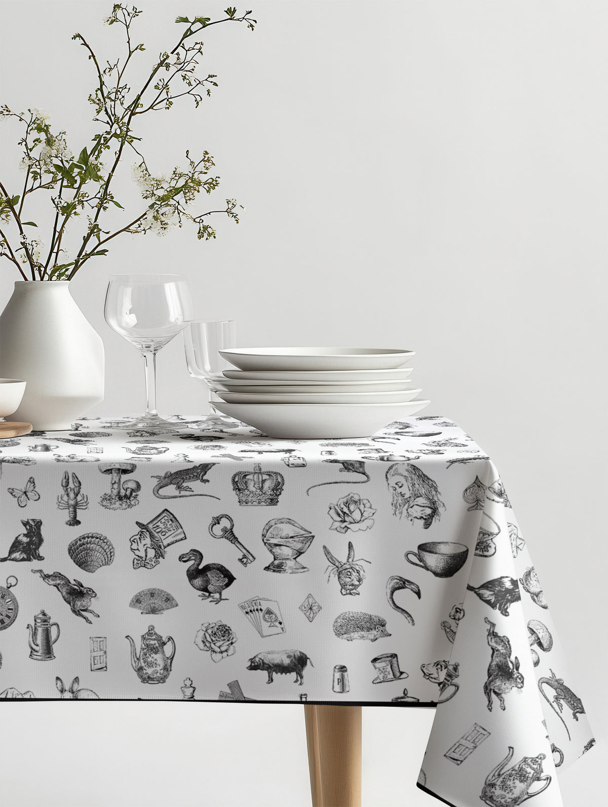 Mantel de hule Alice in Wonderland sobre una mesa