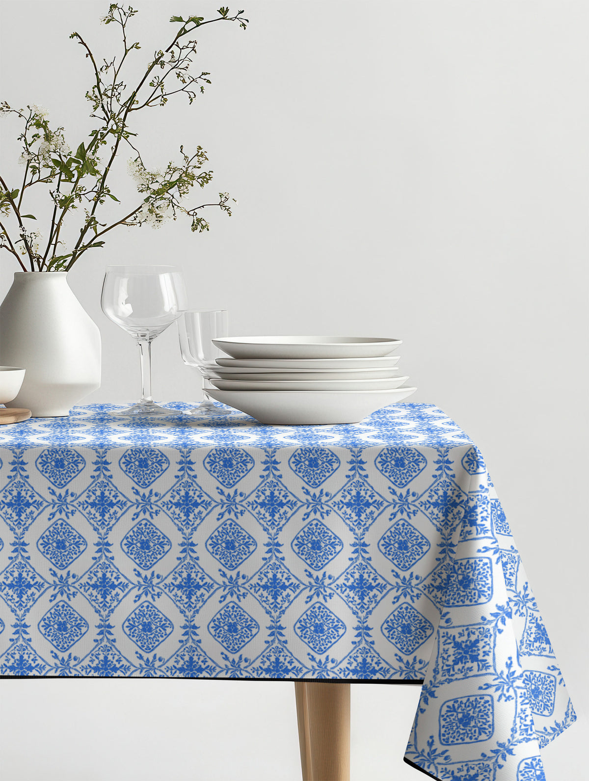 Mantel de hule Amalfi Blue sobre una mesa