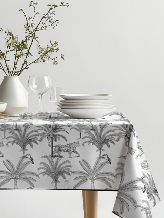 Mantel de hule Black and White Jungle sobre una mesa