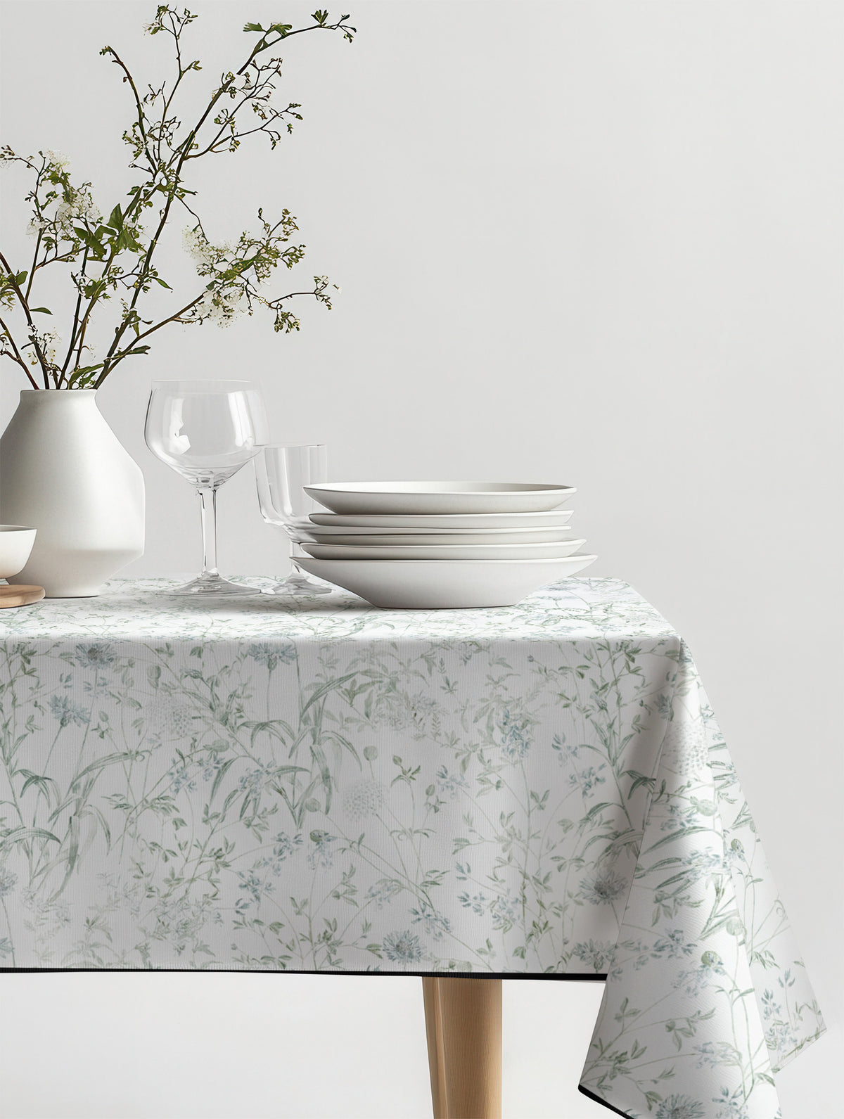 Mantel de hule Bright Meadow sobre una mesa
