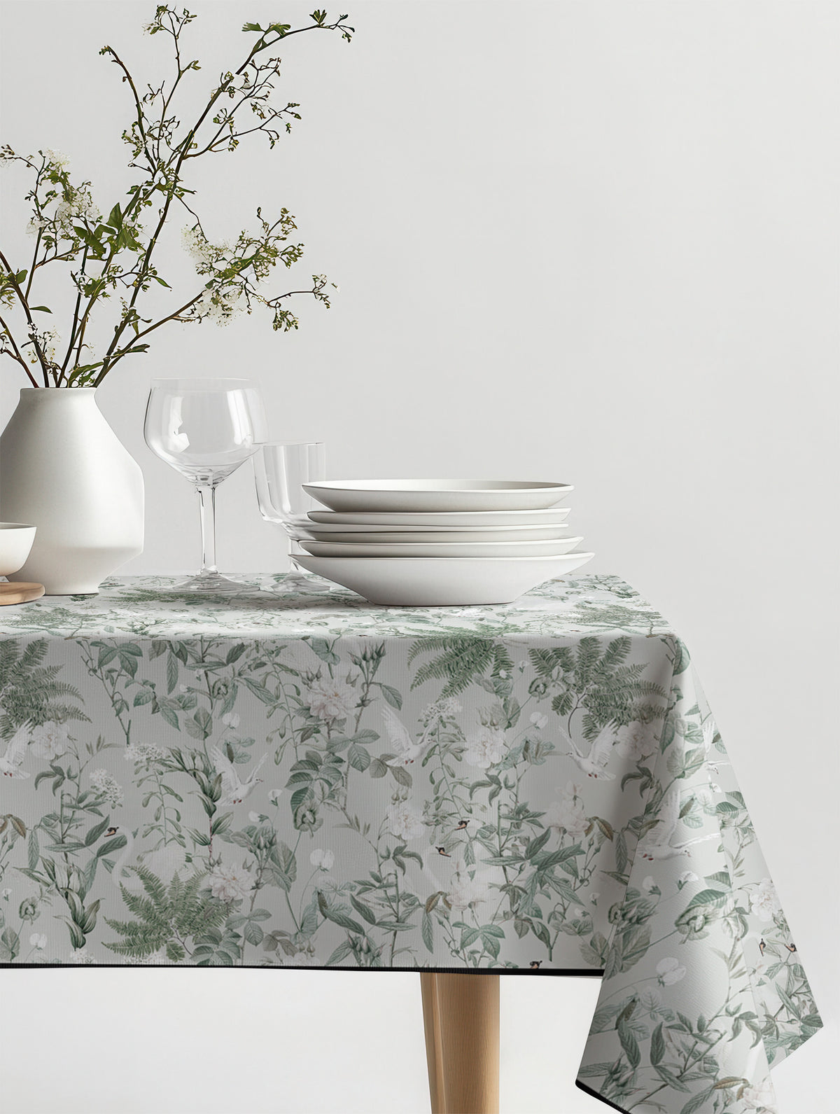 Mantel de hule Cisne sobre una mesa