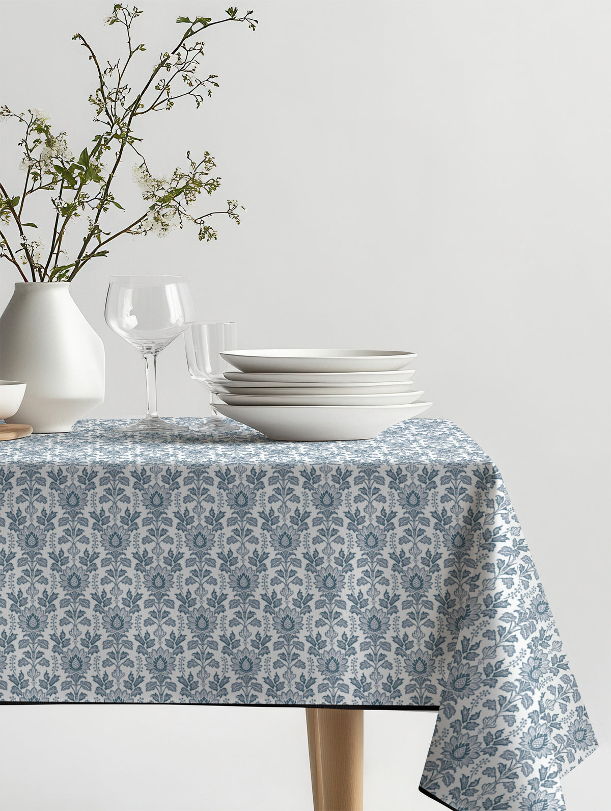Mantel de hule Ellie Blue sobre una mesa