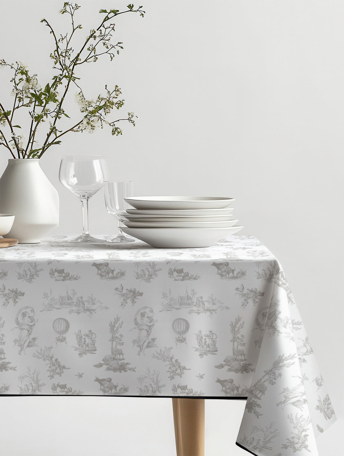 Mantel de hule French Farm Gray sobre una mesa