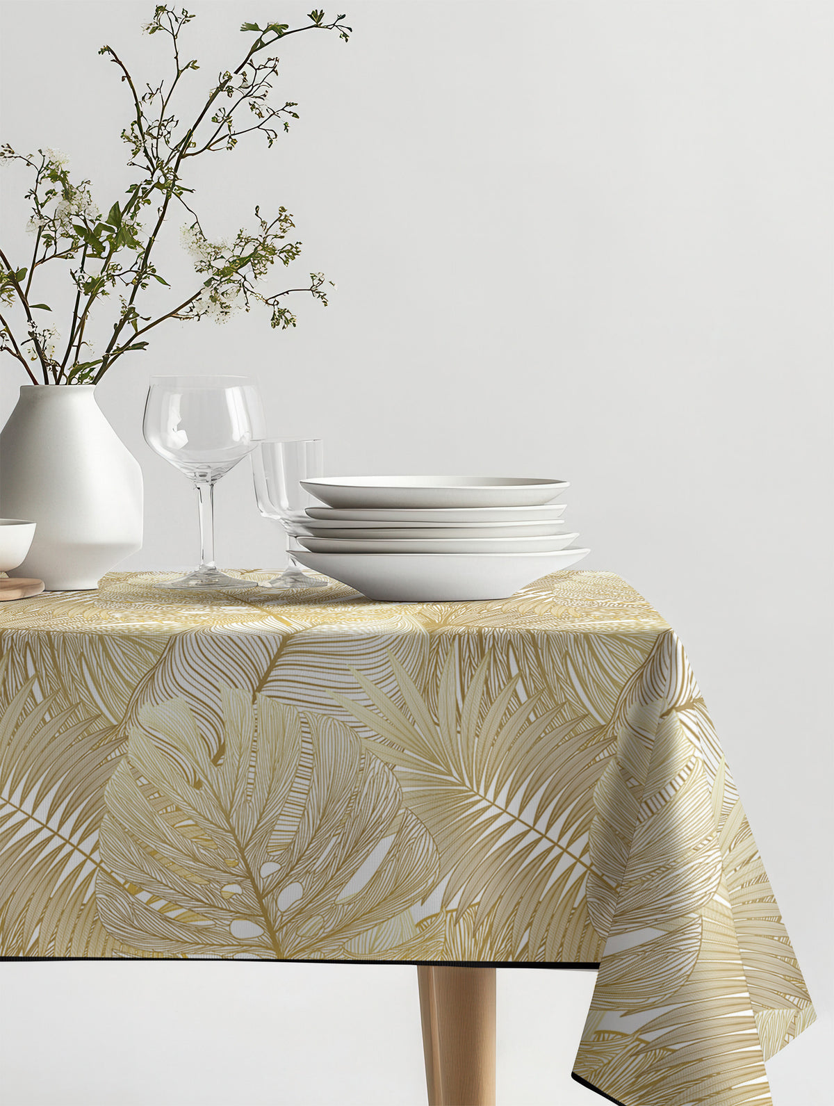 Mantel de hule Golden Monstera sobre una mesa