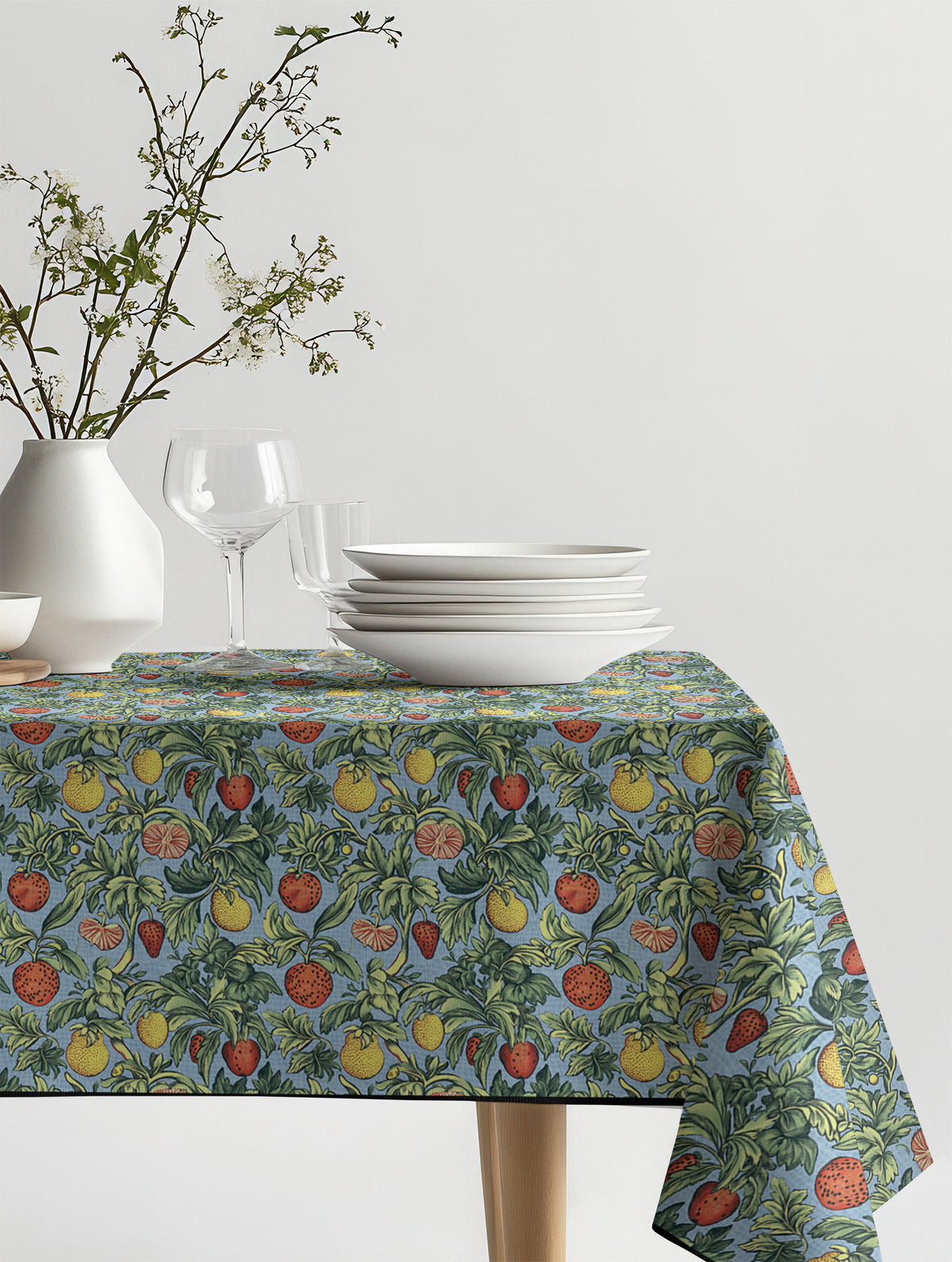 Mantel de hule Les Fruits sobre una mesa