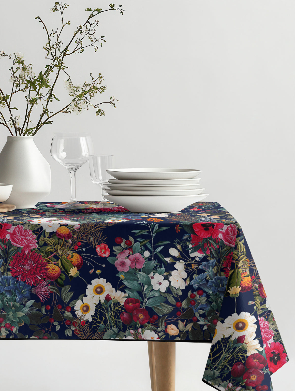 Mantel de hule Midnight Garden VI sobre una mesa