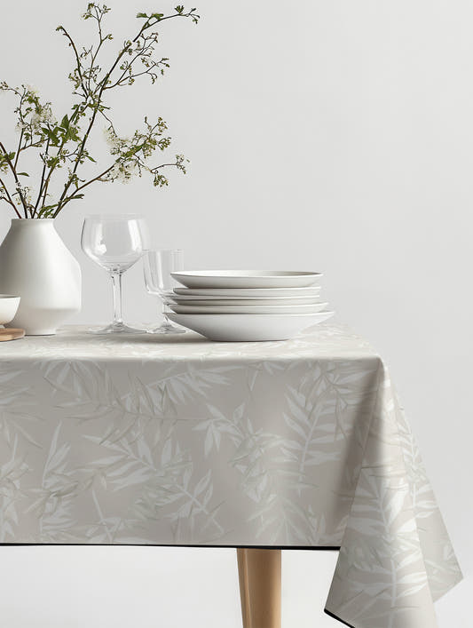 Mantel de hule Moroccon Leaves sobre una mesa