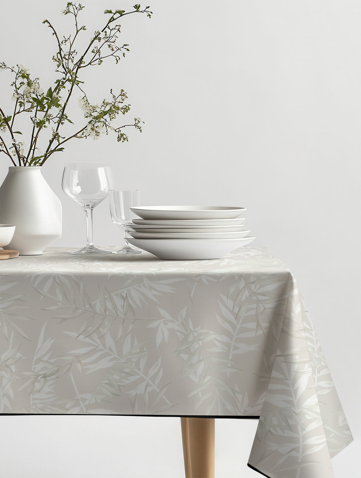 Mantel de hule Moroccon Leaves sobre una mesa