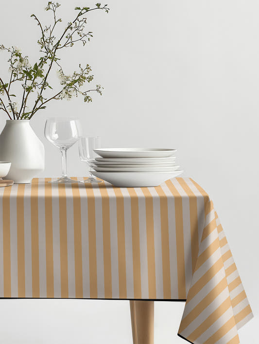 Mantel de hule Mustard Strip sobre una mesa