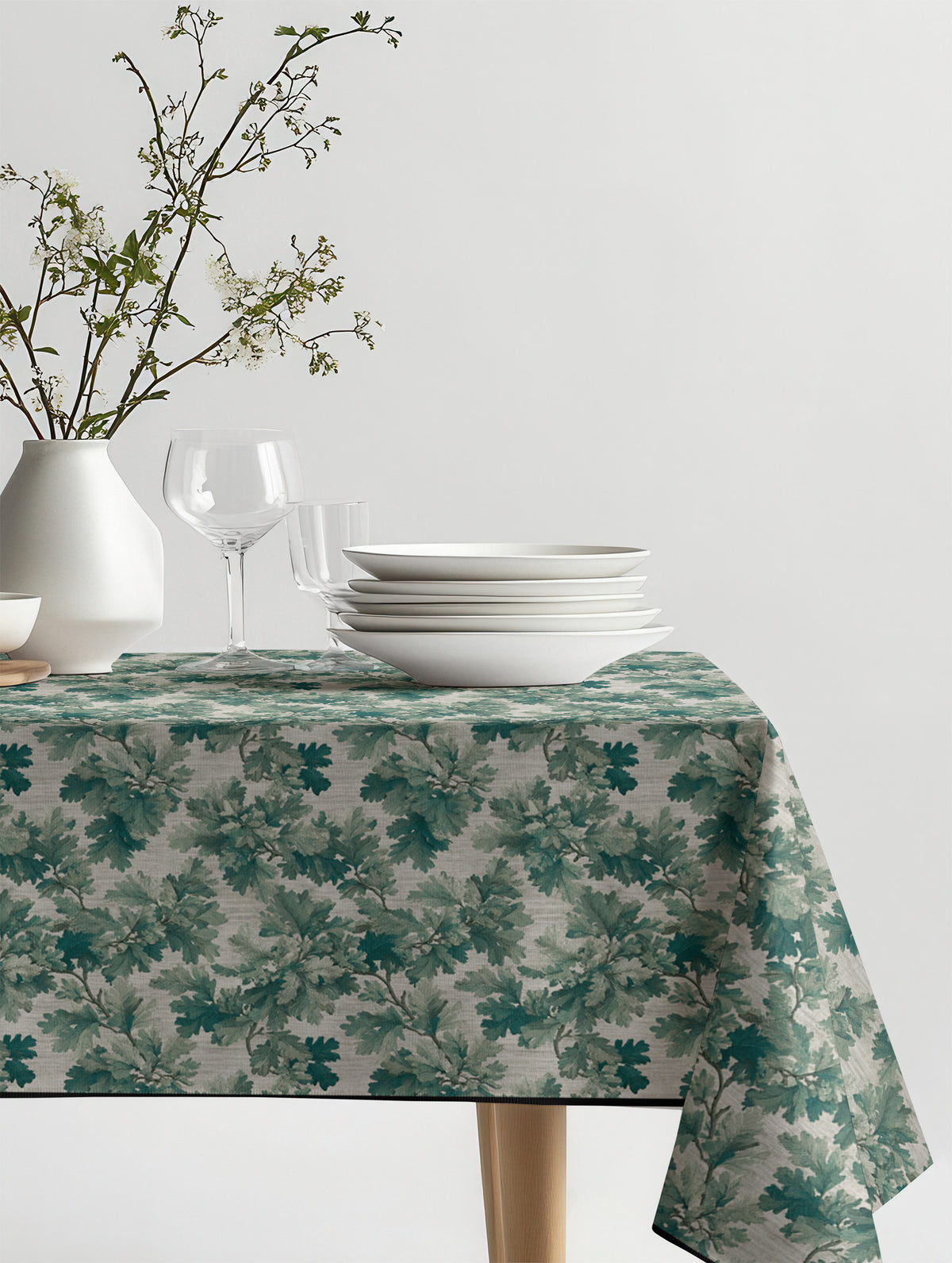 Mantel de hule Oak Verde sobre una mesa