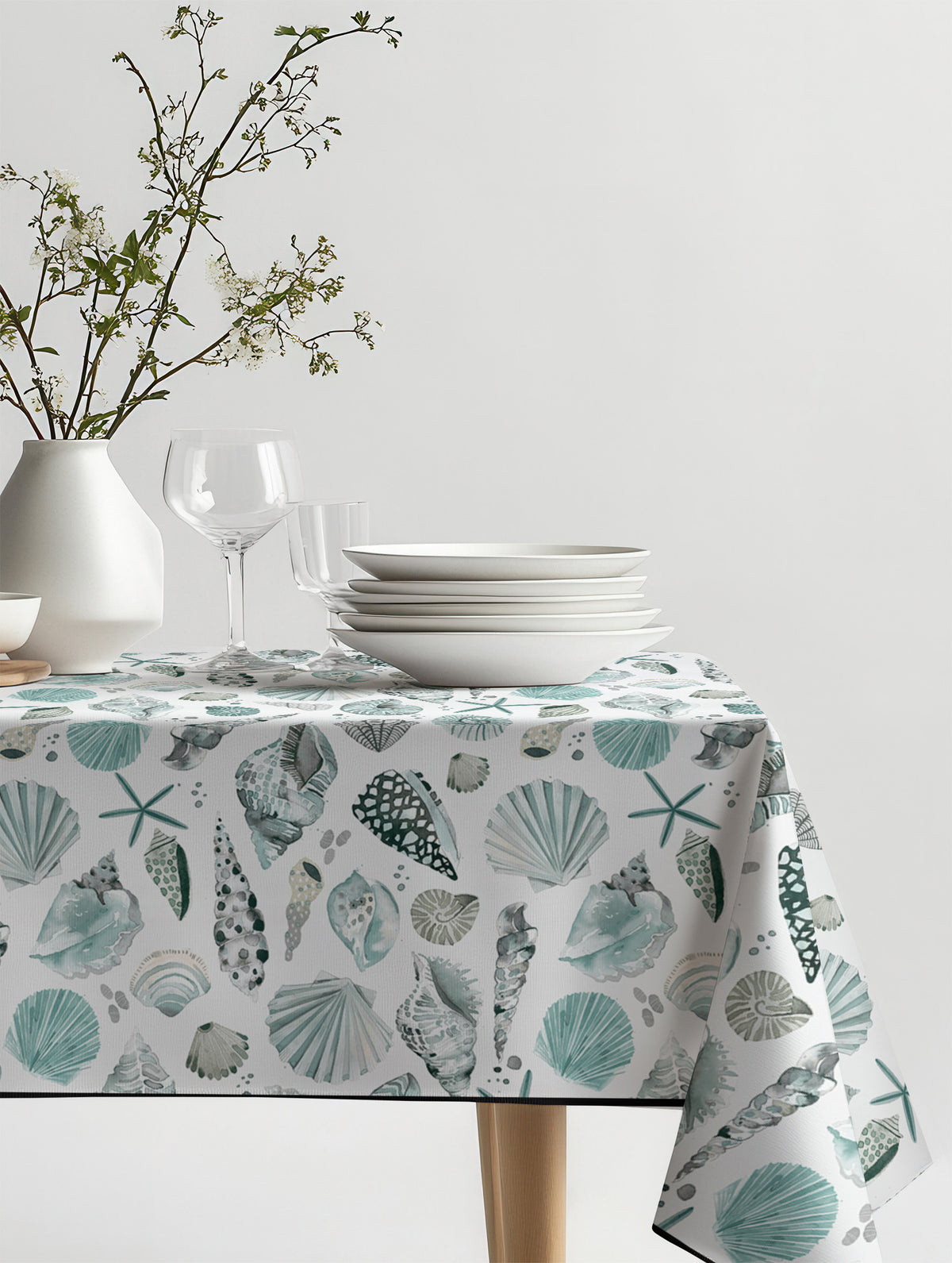 Mantel de hule Sea Shells Ocean Blue sobre una mesa
