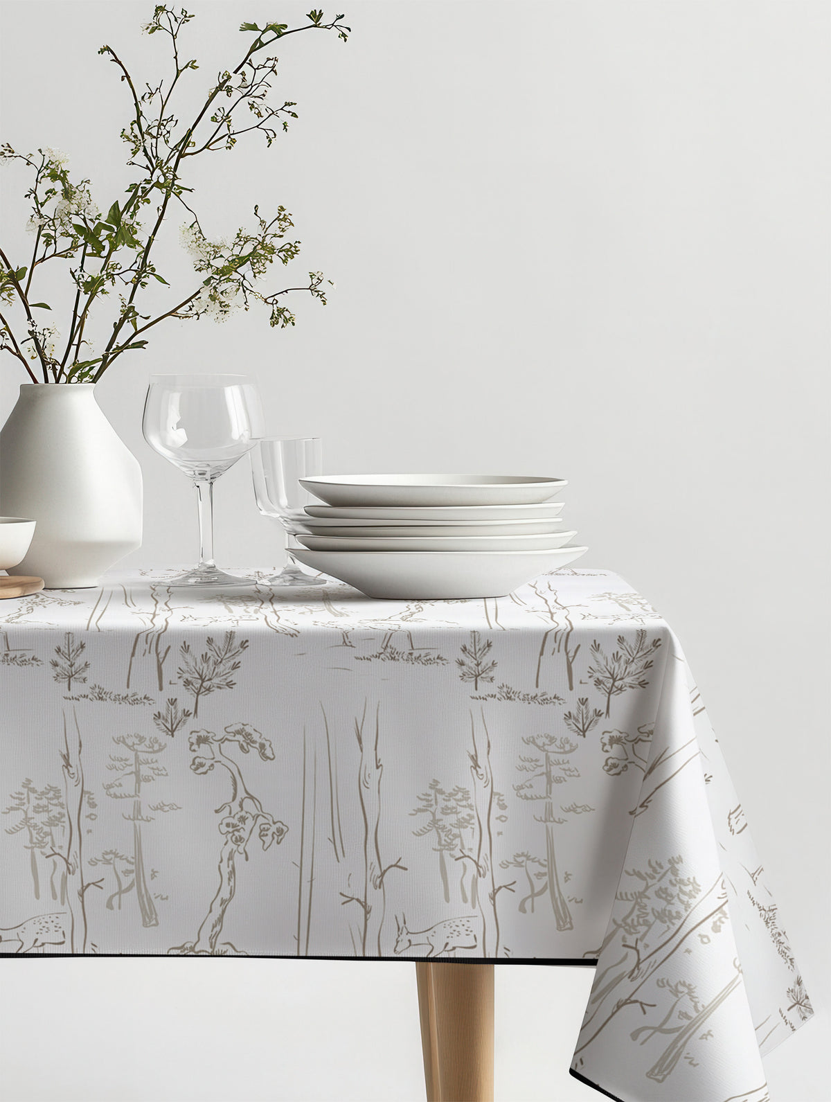 Mantel de hule Sweet Deer and Forest sobre una mesa