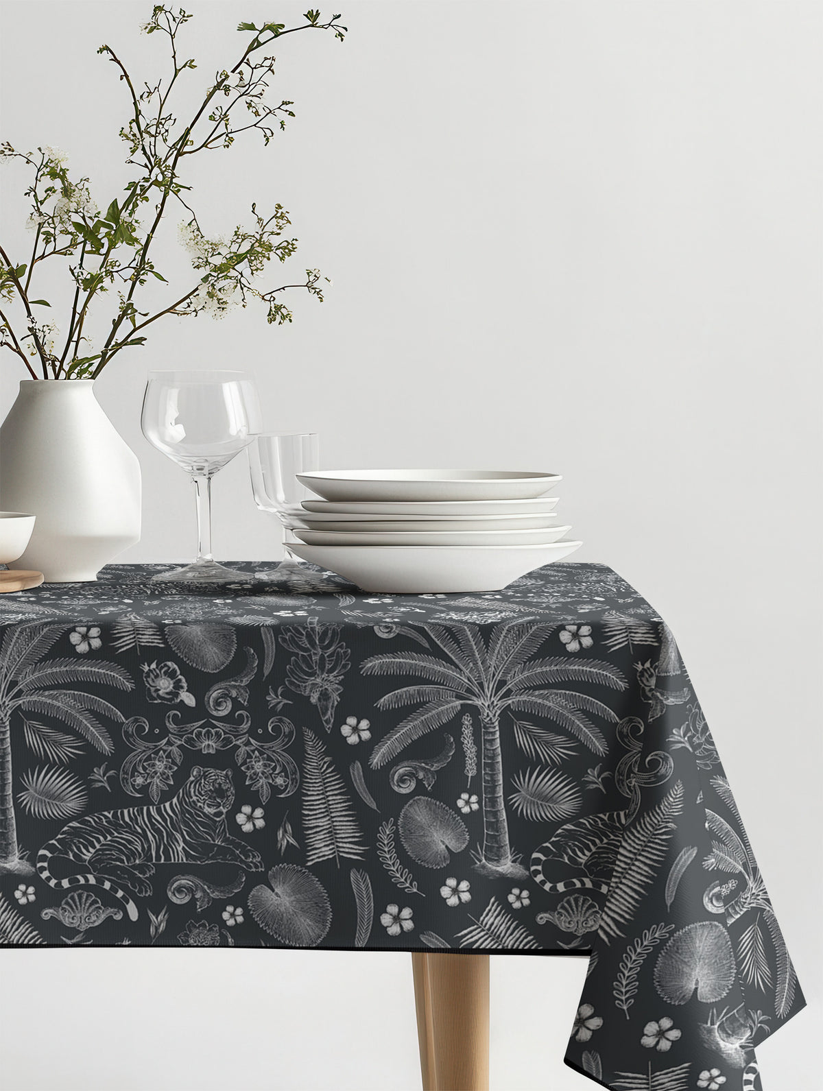 Mantel de hule Tigre pashu sobre una mesa