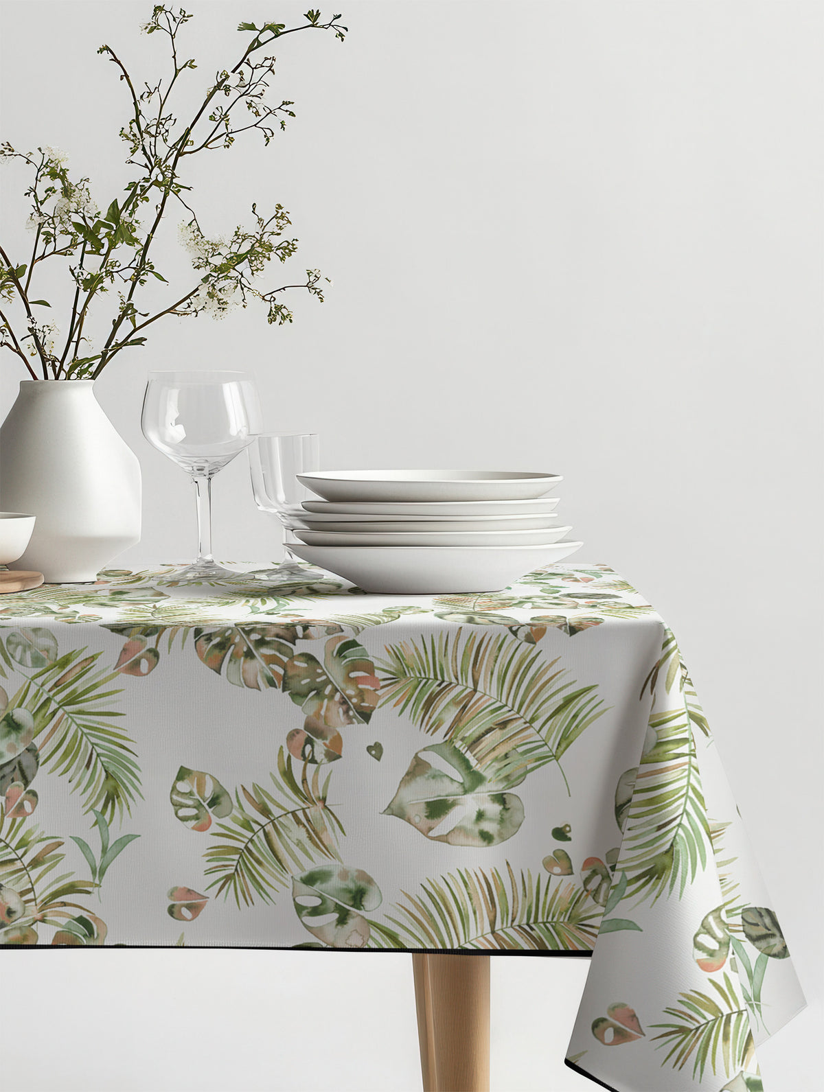 Mantel de hule Tropical leaves gold green sobre una mesa