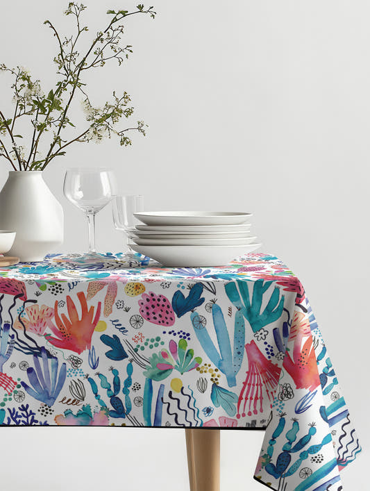Mantel de hule Watercolor Coral Reef Multicolored sobre una mesa