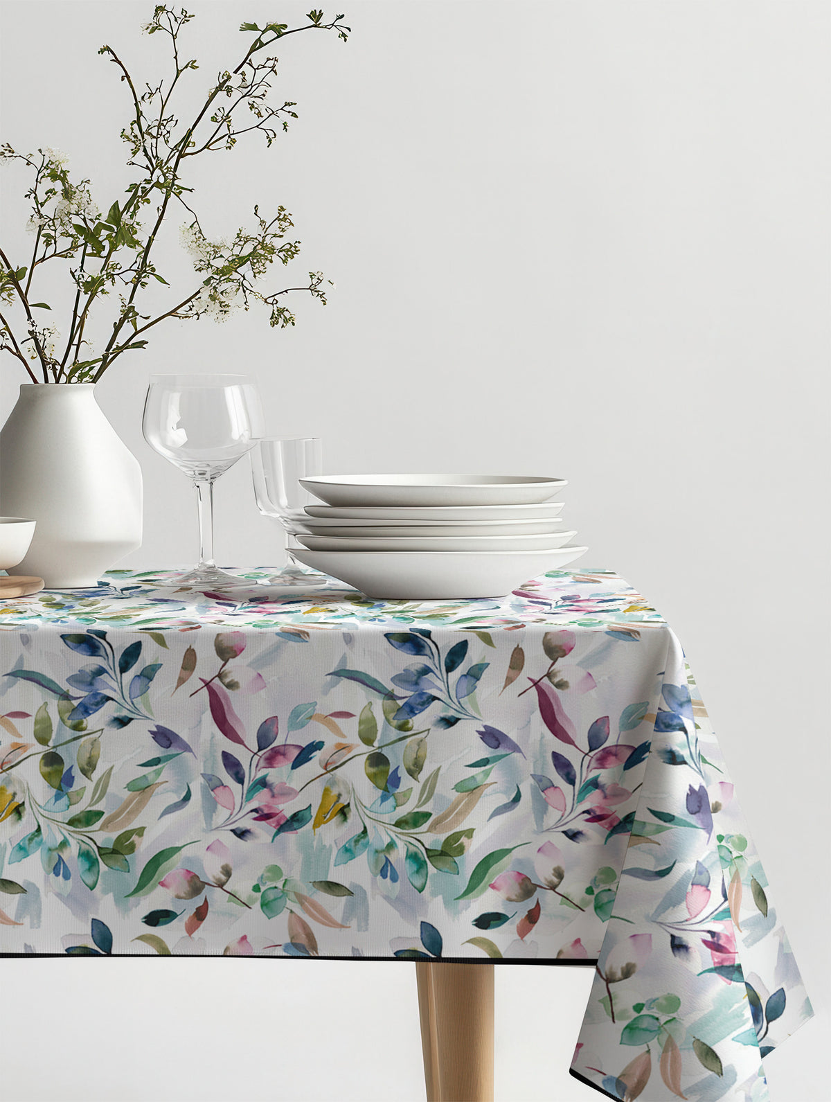 Mantel de hule Watercolor Mystic Leaves sobre una mesa