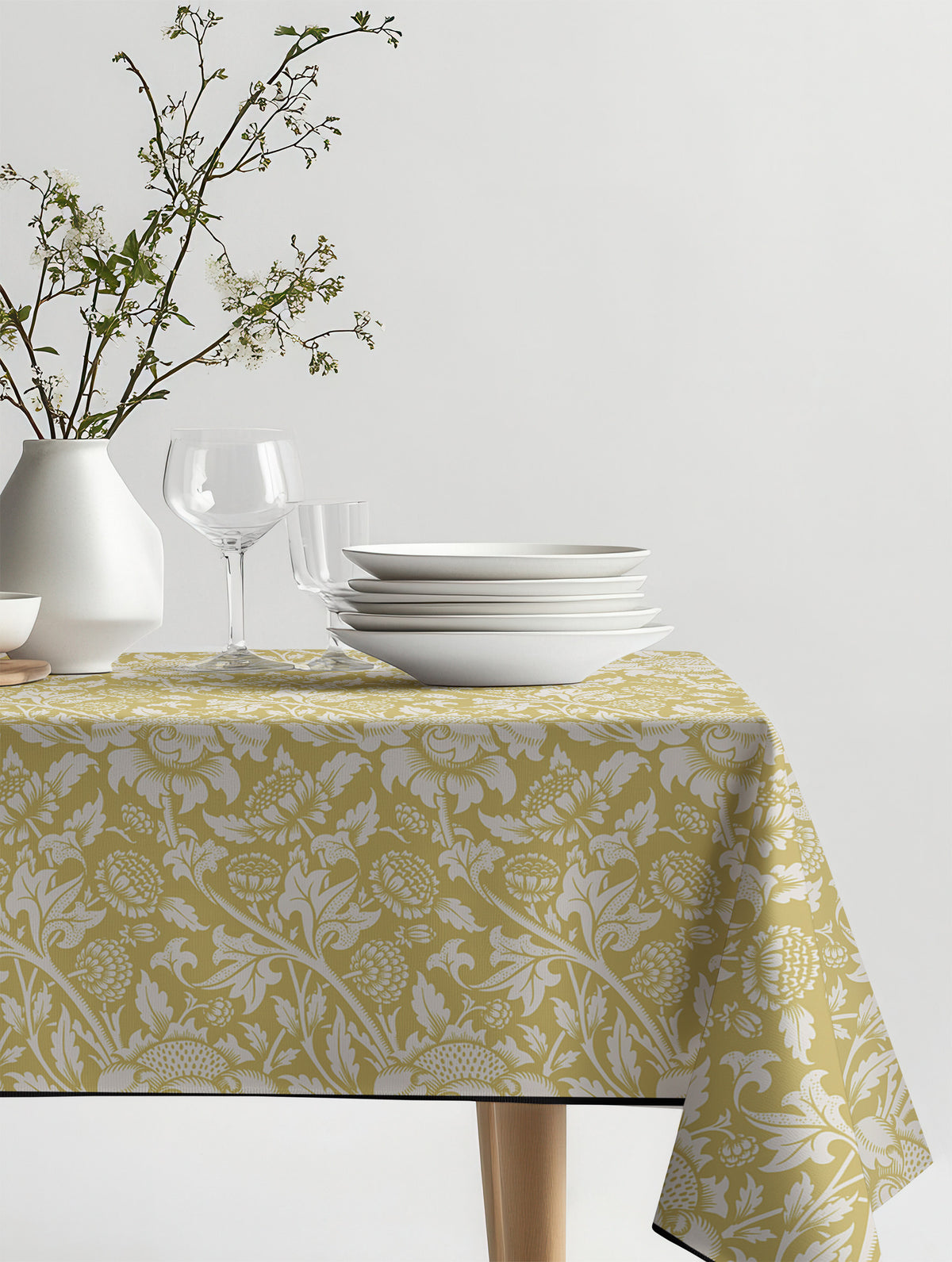 Mantel de hule Yellow Ornament sobre una mesa