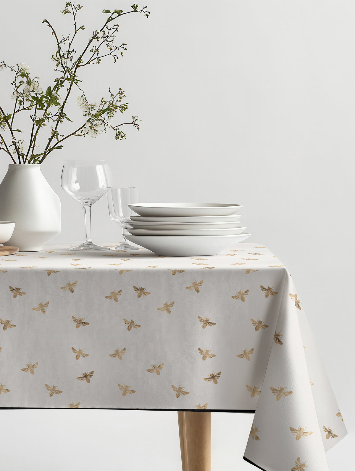 Mantel de hule Gold Bee sobre una mesa