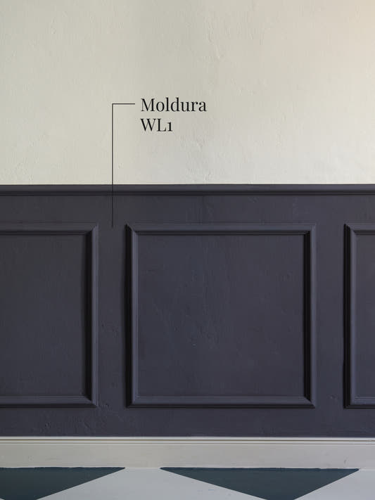 Moldura muro WL1 dibujando cuarterones sobre un muro gris oscuro, sobre un piso de baldosas en damero