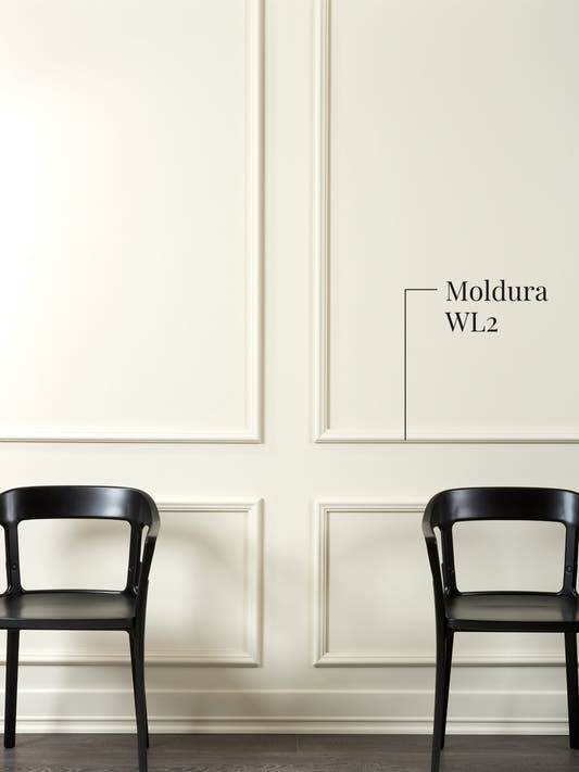 Moldura muro WL2 dibujando cuarterones en un muro blanco, con dos sillas negras delante