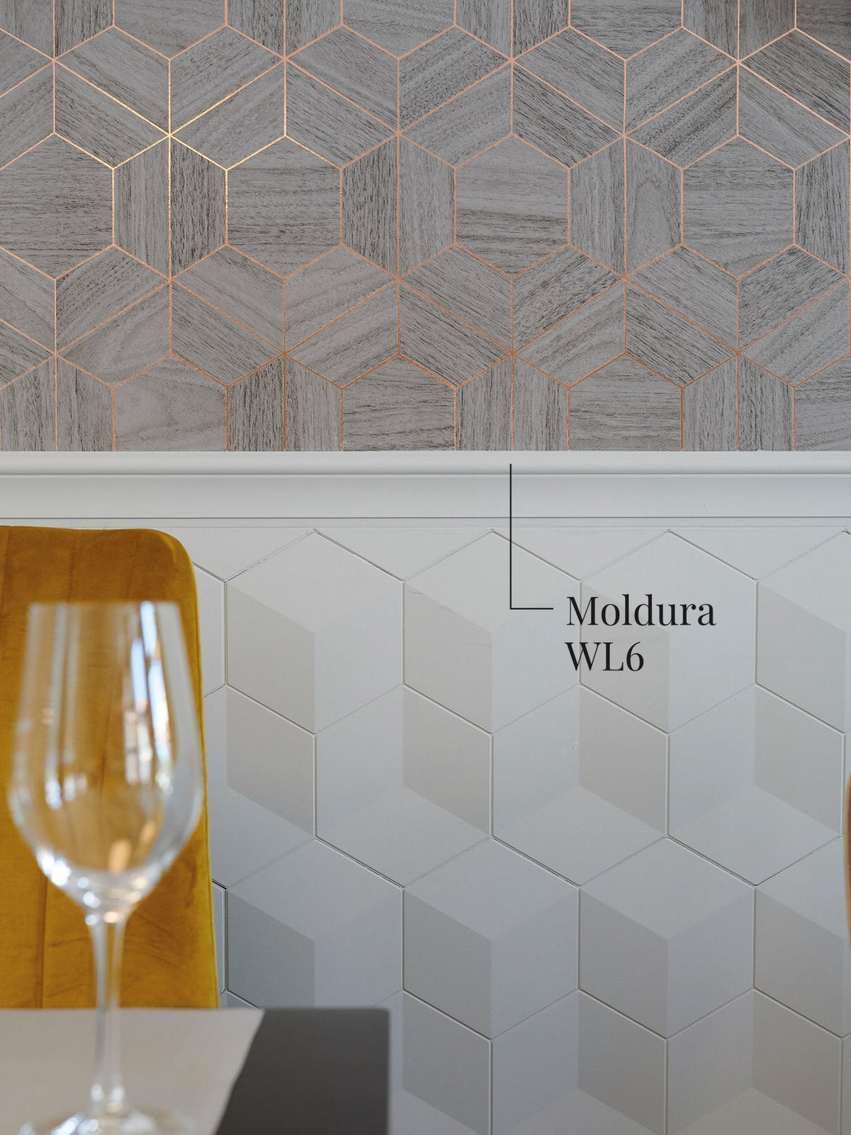 Moldura muro WL6 como remate de un zócalo de paneles blancos bajo un papel mural geométrico