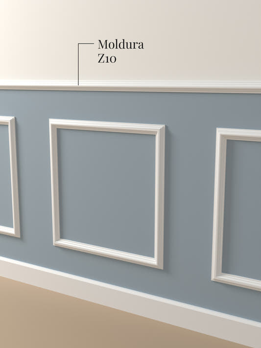 Moldura Z10 blanca como guardasilla sobre un muro azul grisáceo, con cuarterones de la misma moldura debajo