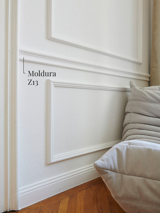 Moldura muro Z13 aplicada en un muro blanco, entre marcos de moldura WL2